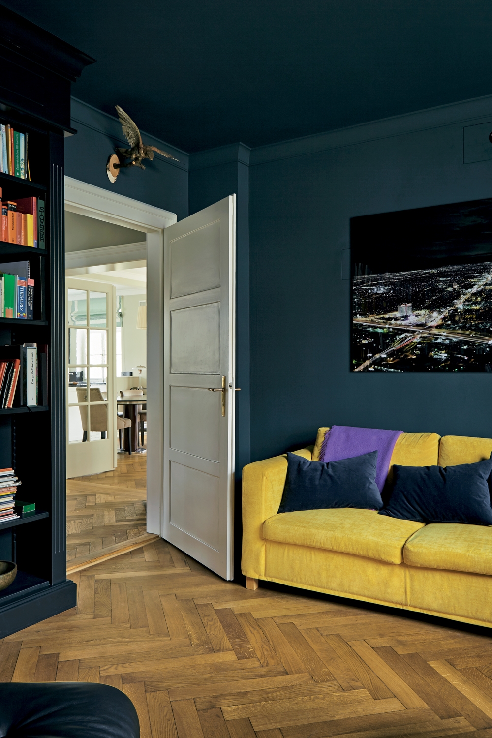 Farrow_and_Ball_Wohnzimmer_Living_Room_Black-Blue-95Eg_Hague-Blue-30EE