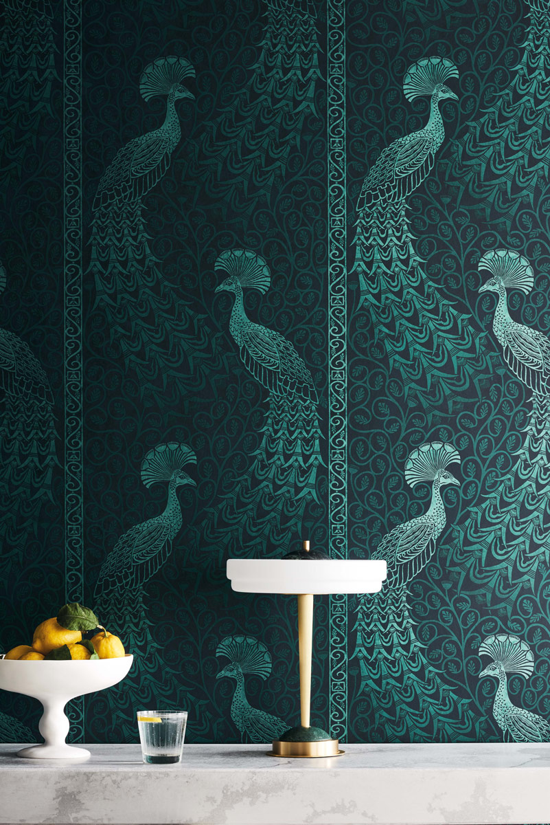 Tapete Pavo Parade - Metallic Petrol on Ink