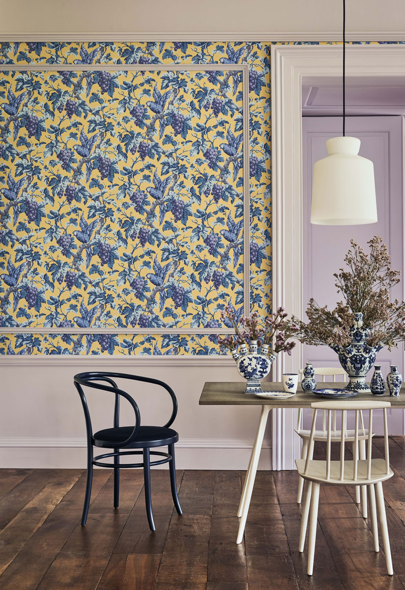 Tapete Woodvale Orchard - Hyacinth, Lilac & China Blue on Ochre