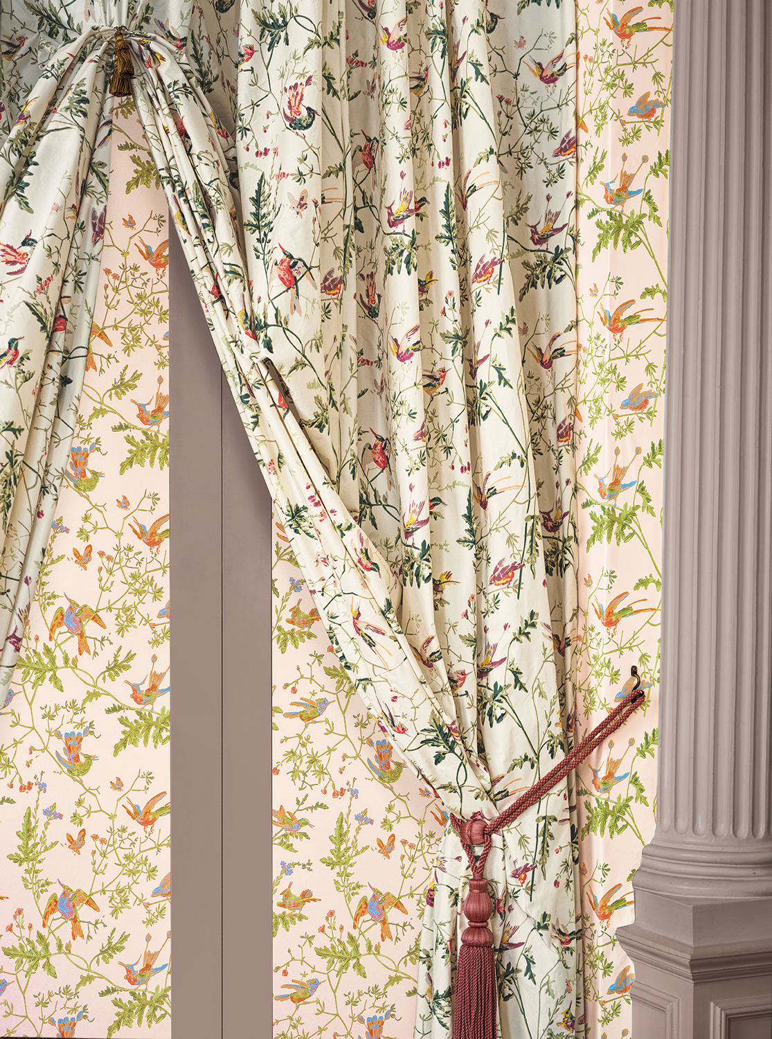 Tapete Hummingbirds - Tangerine/ Olive on Blush