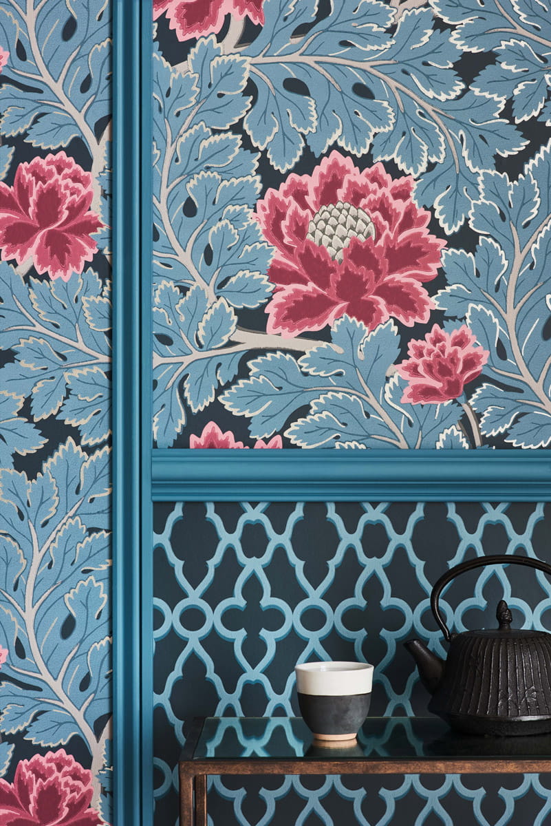 Tapete Aurora - Cerise & Cerulean Blue on Midnight