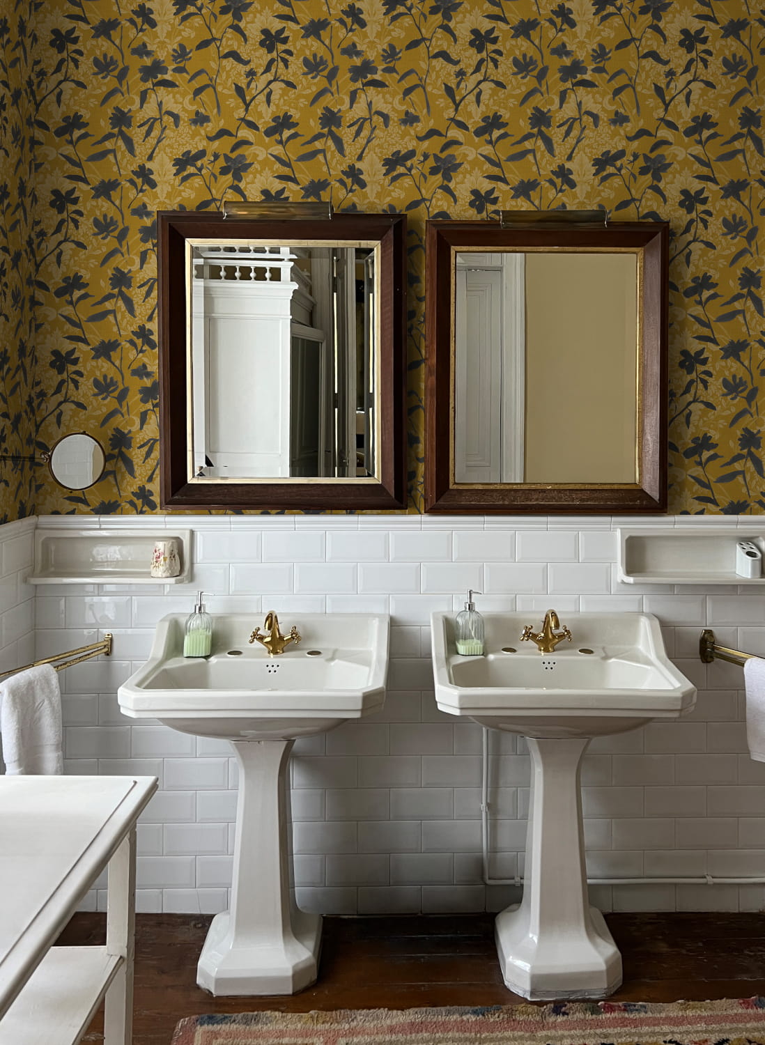 Wallpaper Blooming Damask
