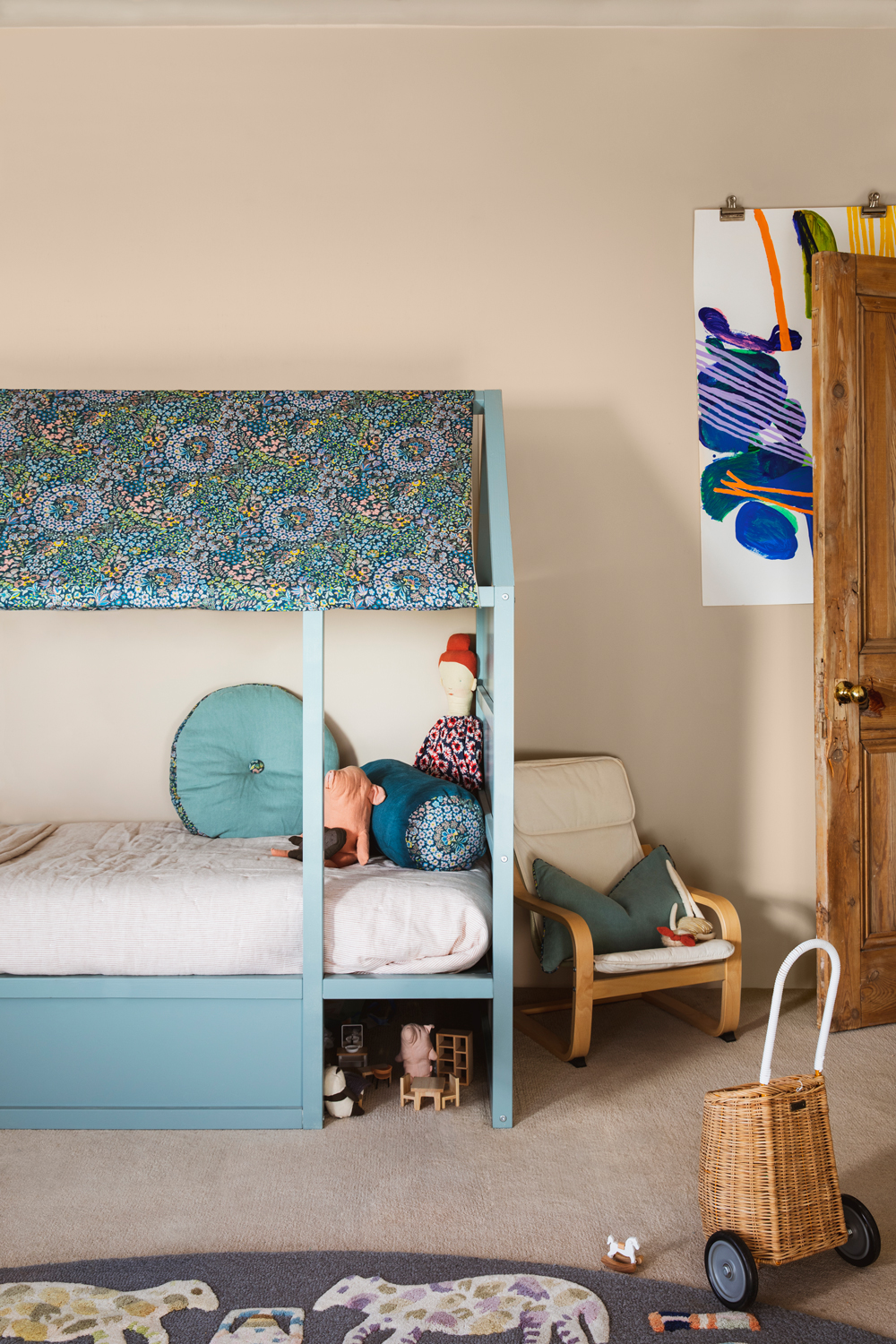 Oval Room Blue 85