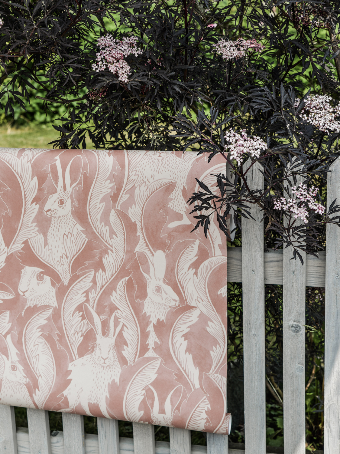 Tapete Hares in Hiding - Dusty Pink