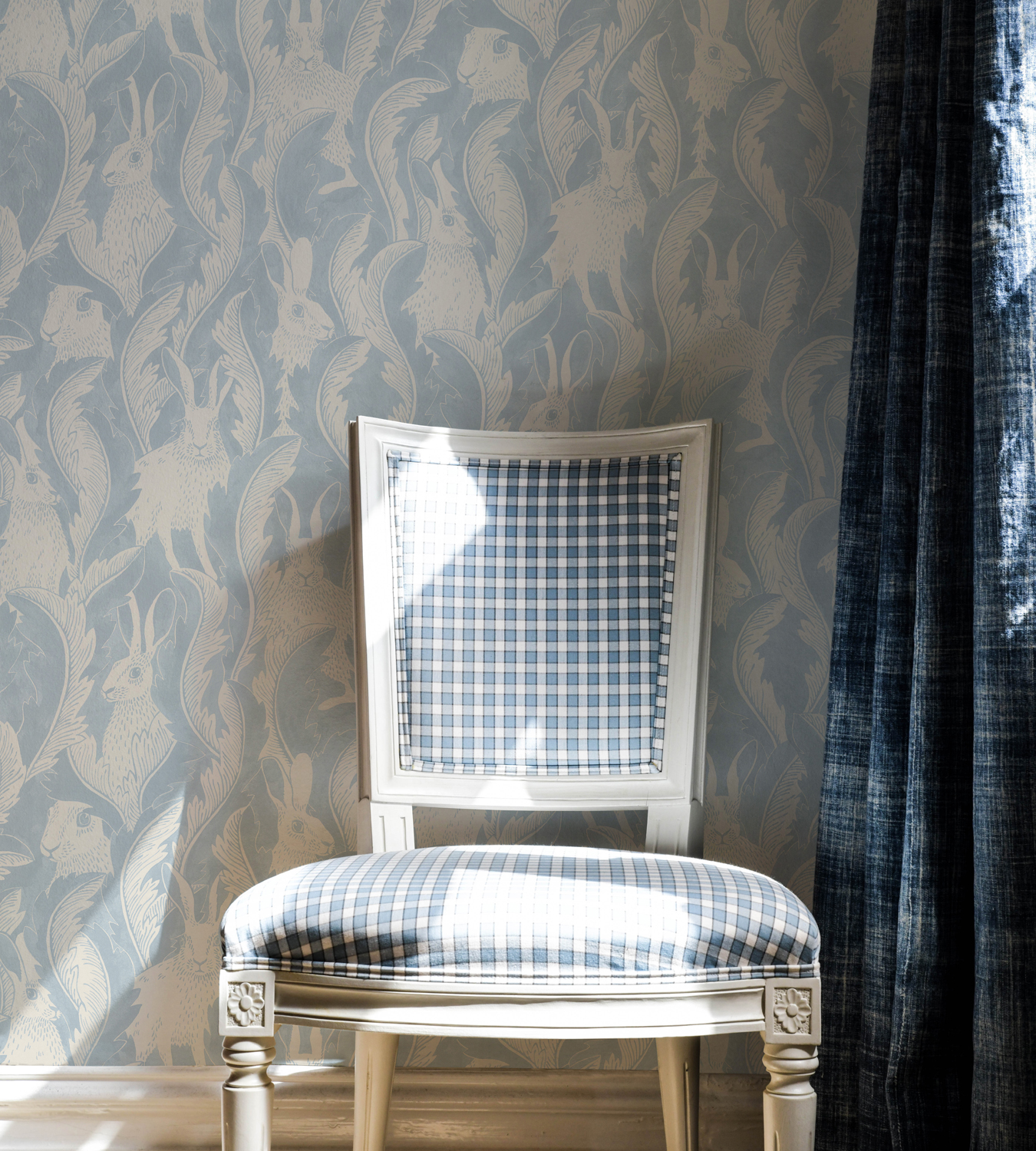 Tapete Hares in Hiding - Smokey blue
