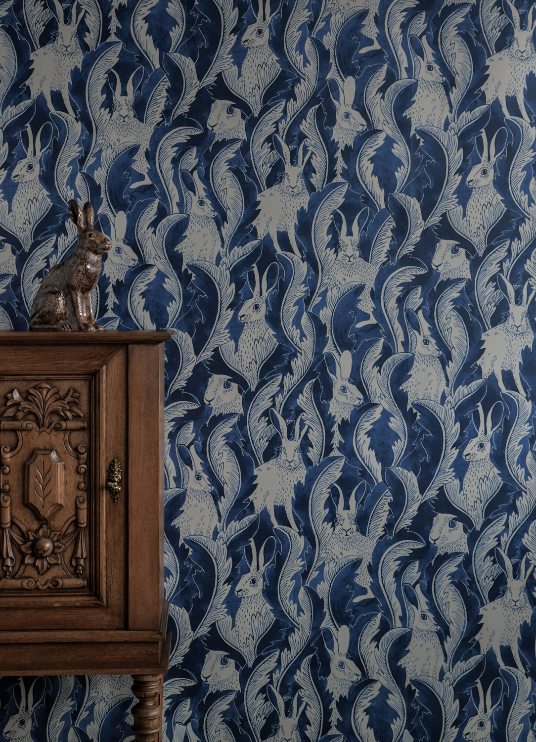 Tapete Hares in Hiding - Dark Denim