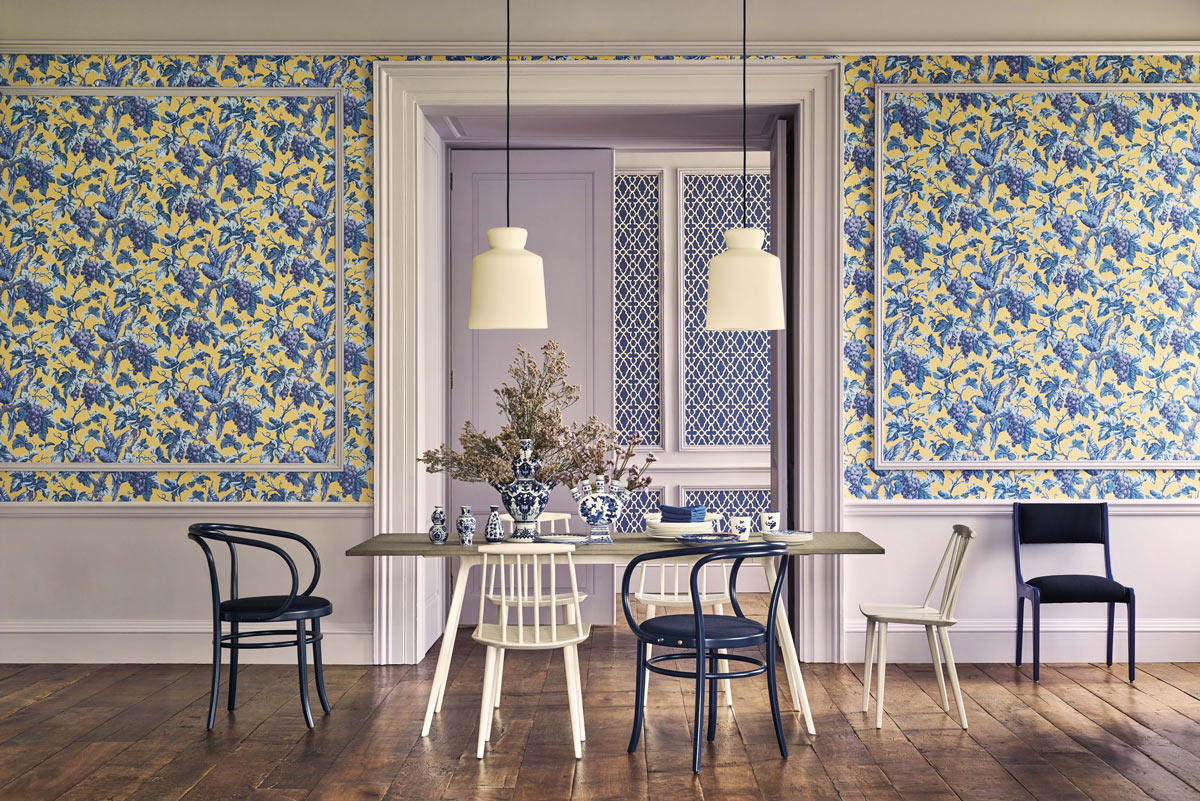 Tapete Woodvale Orchard - Hyacinth, Lilac & China Blue on Ochre