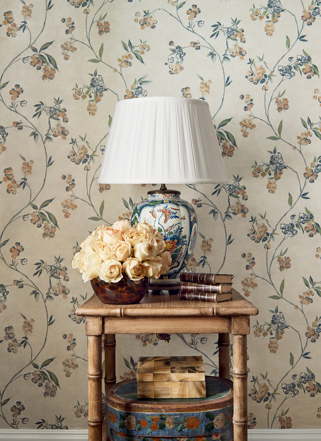 Tapete Edo Bloom - Apricot and Slate on Pearl